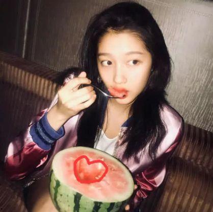 网红阿朱吃瓜图片高清